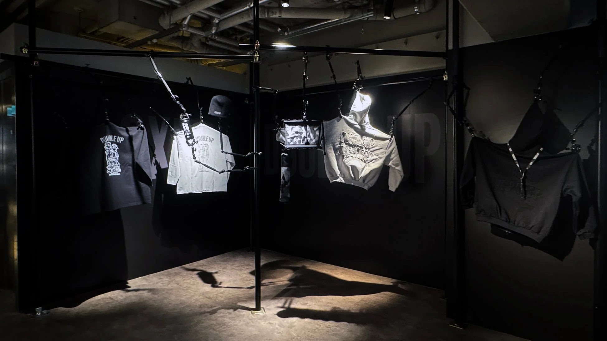 クールな雰囲気で展示されたアパレル商品