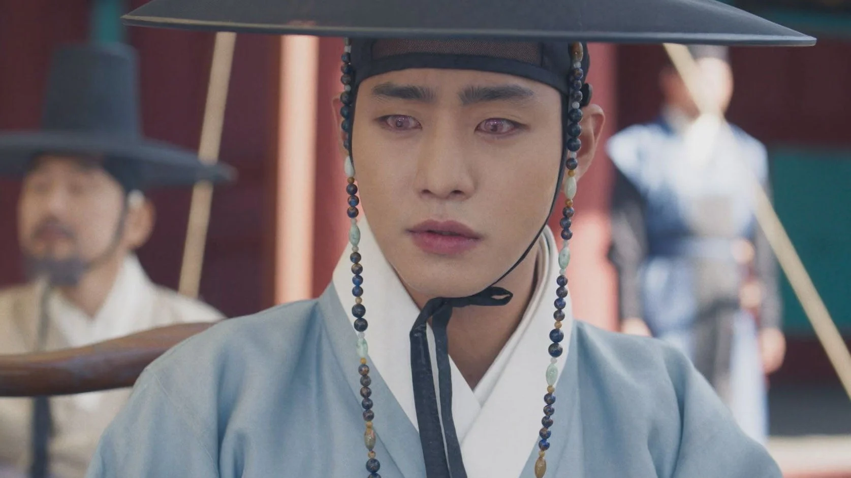 伝統的な笠と衣装を身につけた男性のクローズアップ