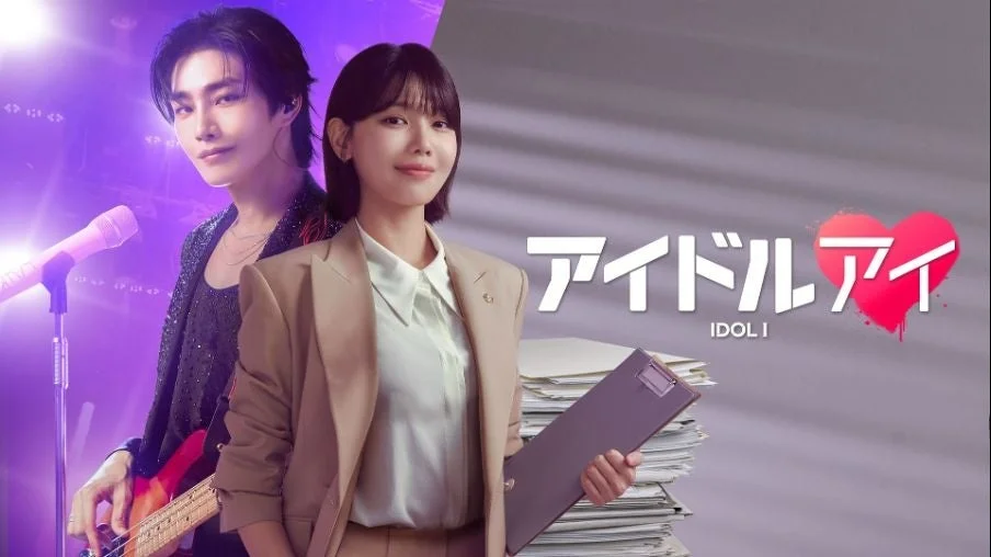 ステージ上の男性ミュージシャンと書類を持つビジネススーツ姿の女性