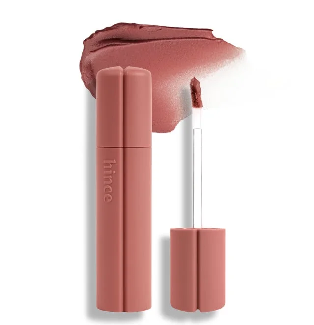 hinceのリキッドリップ製品が写っています。ダスティローズのような落ち着いたピンク色のリップで、アプリケーターと質感を示すスウォッチが白い背景に配置されています。