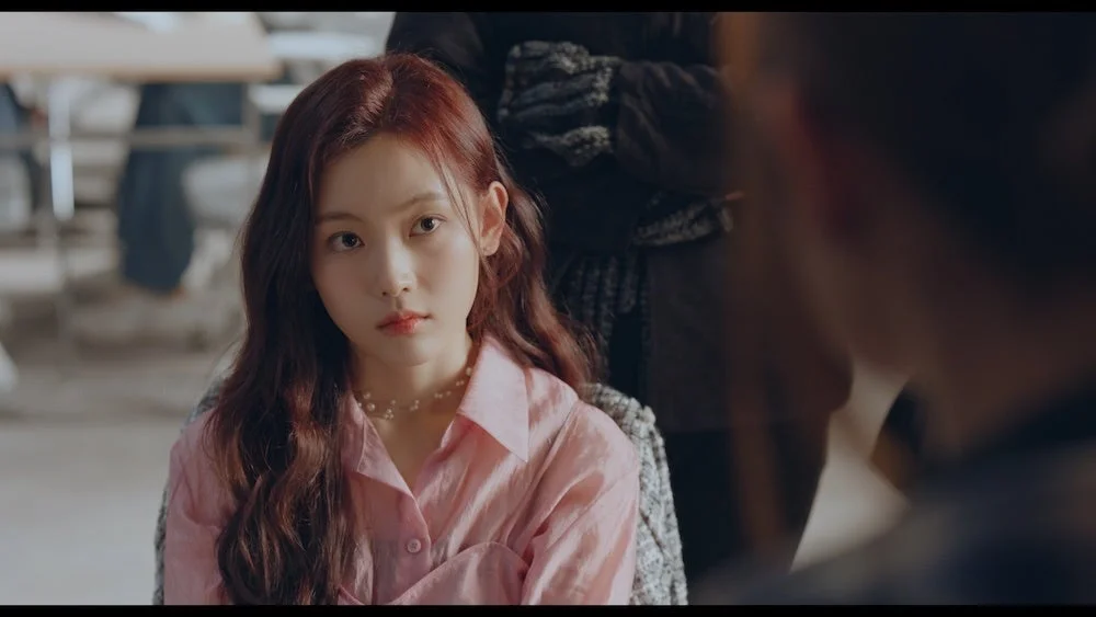 真剣な表情の女性