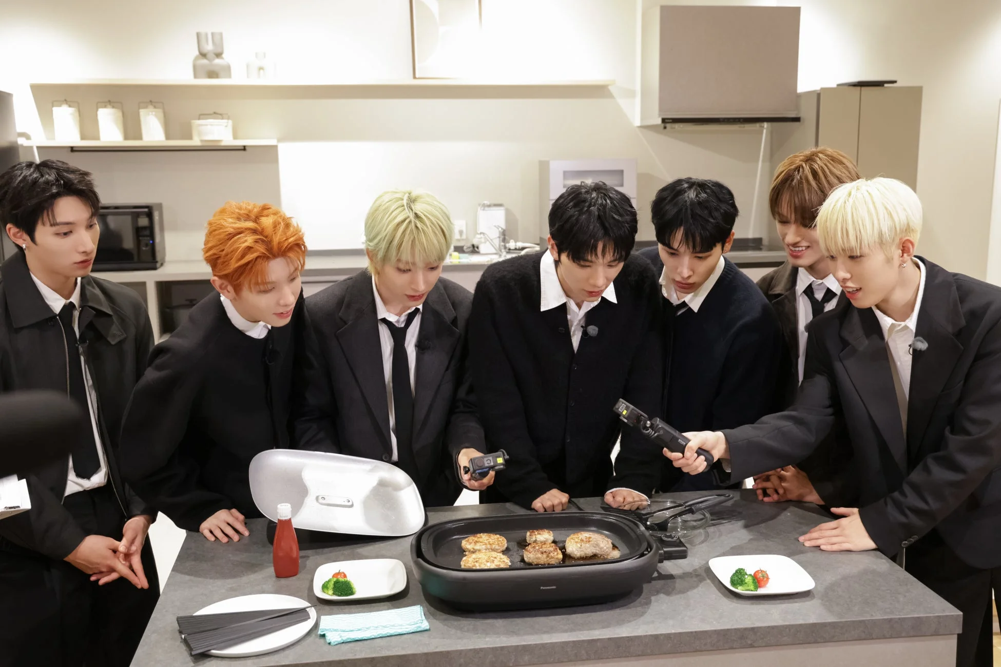 NEXZメンバーがキッチンで料理をする様子