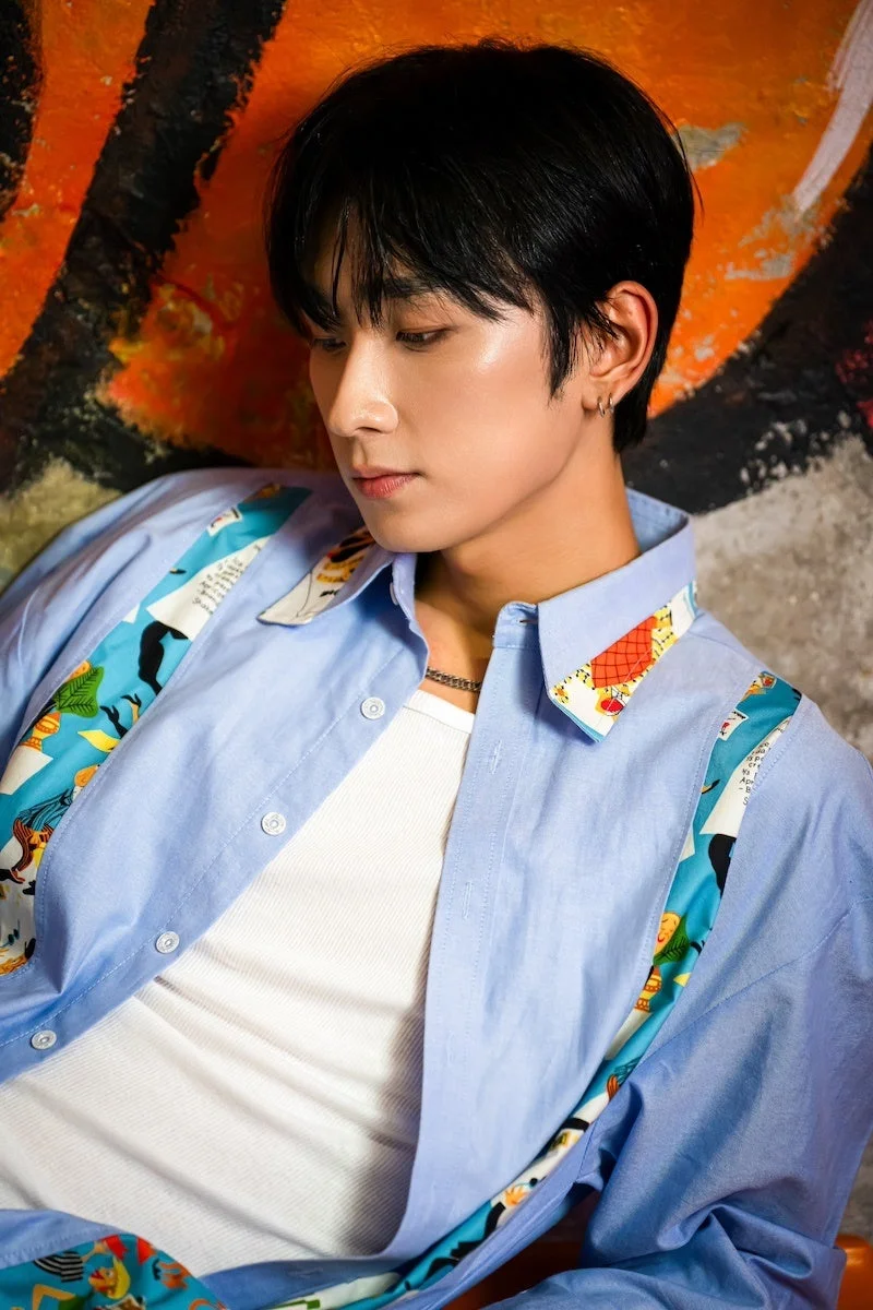 カラフルな背景の前に立つジョンヒョンさん