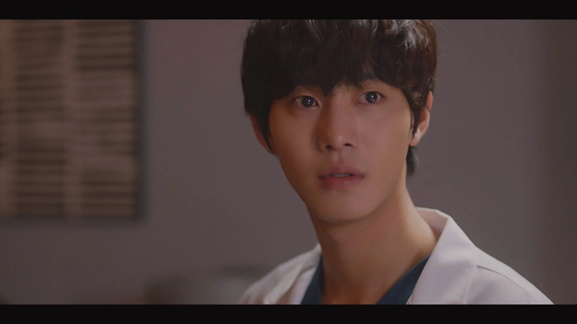 白衣を着た若いアジア人男性