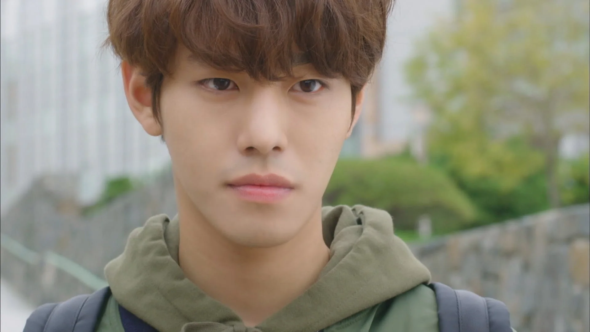 緑のパーカーを着た若いアジア人男性