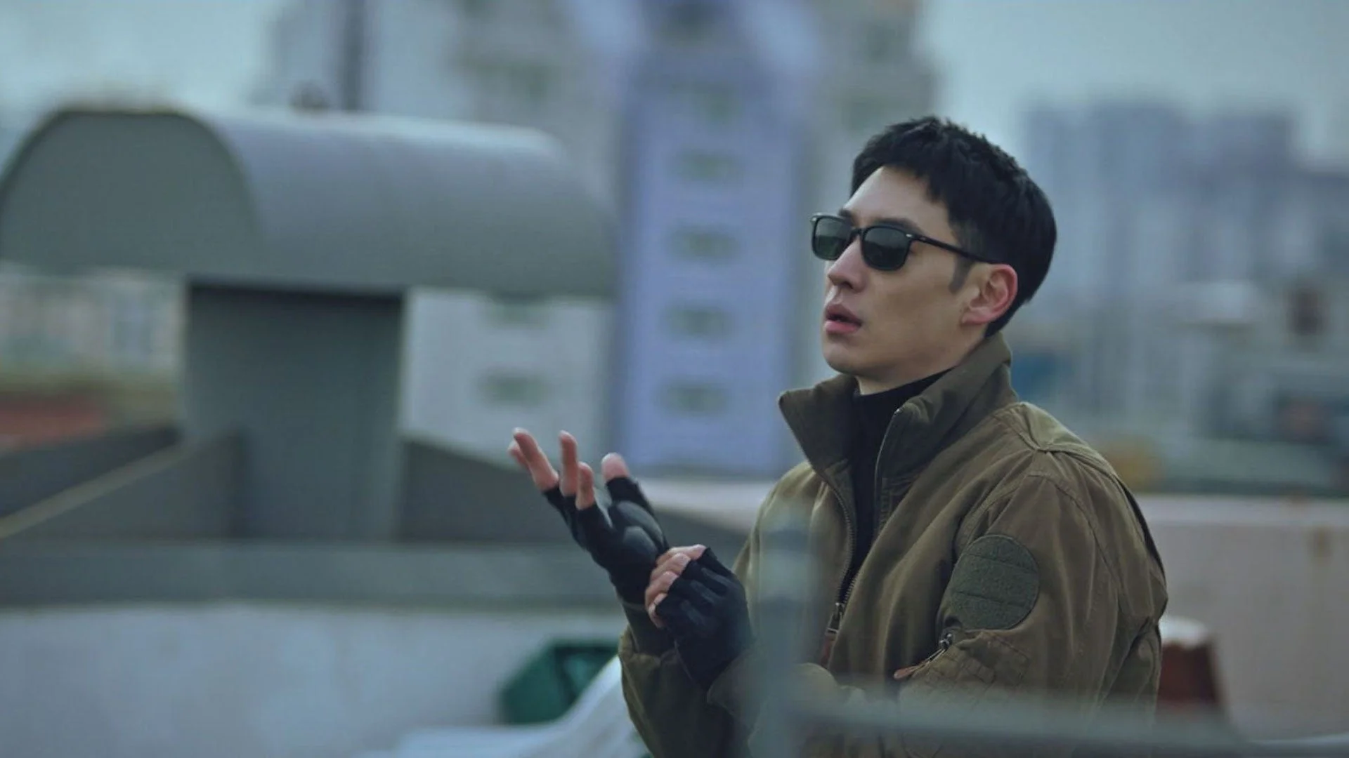 模範タクシー サングラスの男性