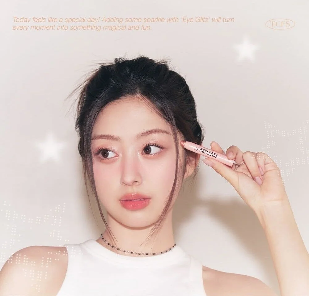 アイグリッターを持つ女性モデル