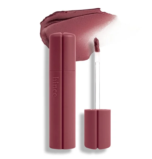 hinceのマットなリキッドリップ製品が白い背景に置かれている。ダスティローズ系の色味で、製品本体とアプリケーター、そして色見本が確認できる。