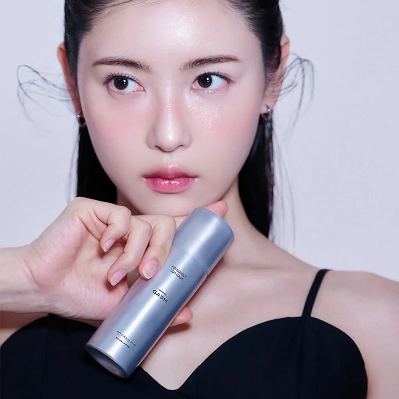 女性とシルバーのGASH製エアバブルCO2マスク