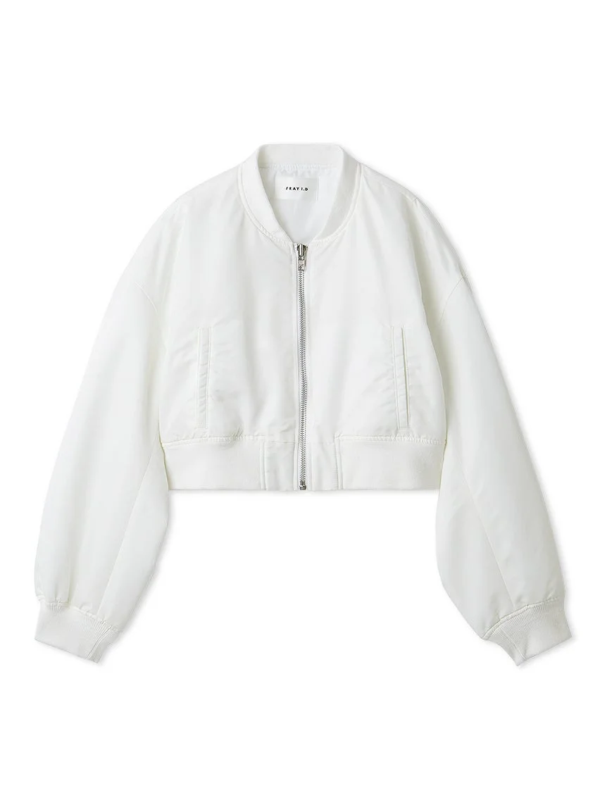 オフホワイトのショート丈ブルゾンが平置きで写っています。