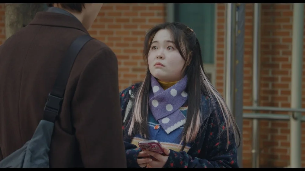 屋外で会話する男女