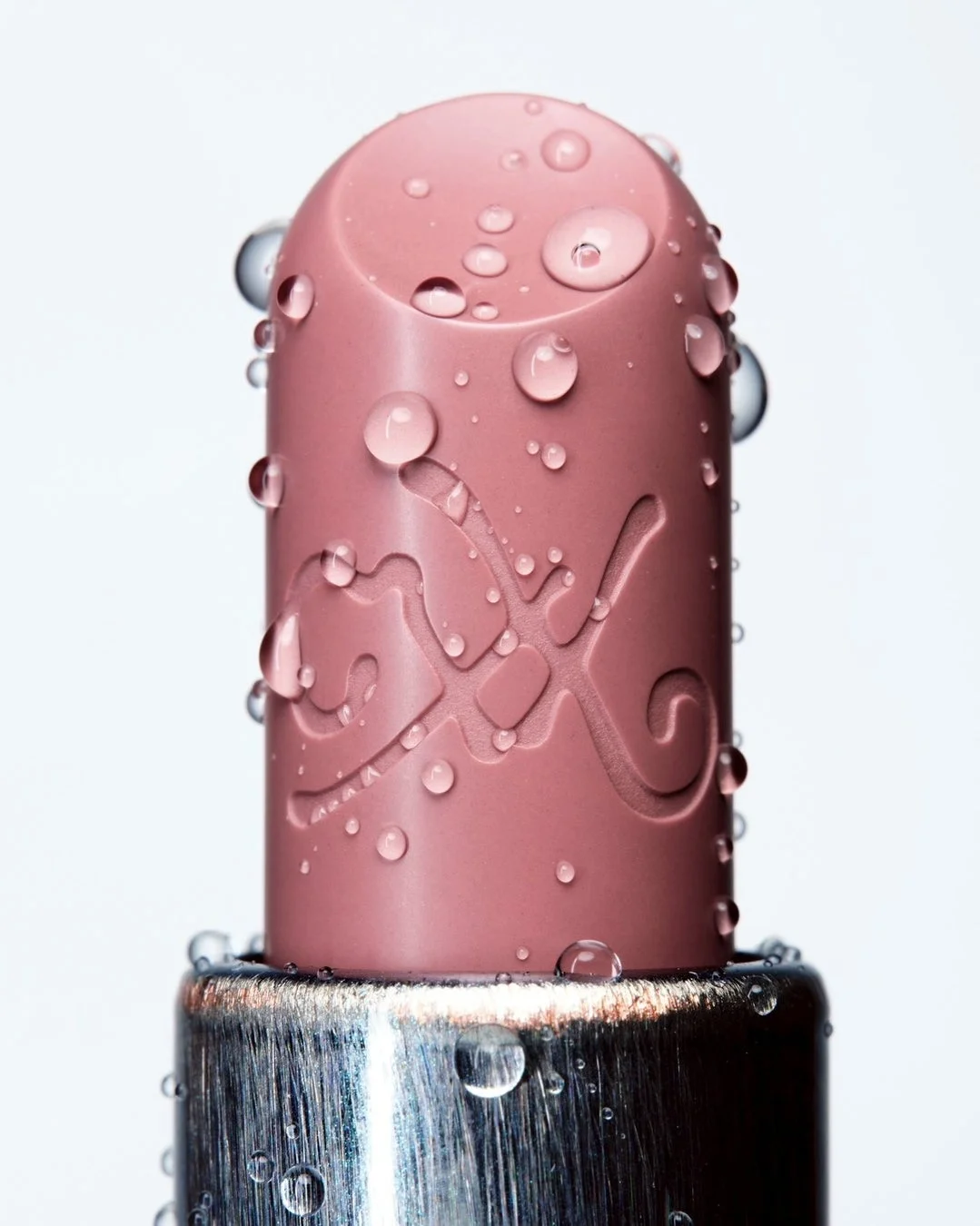 水滴がついたピンクのリップスティック