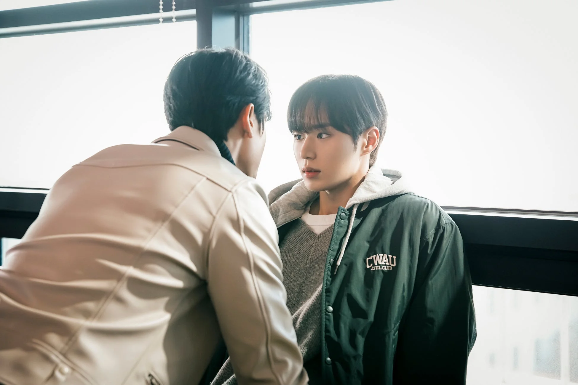 窓際で対話する二人