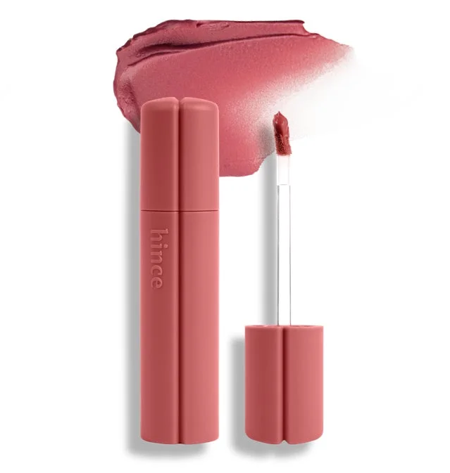 白背景に「hince」のマットなコーラルピンク系リキッドリップが置かれています。本体とアプリケーター、そして色見本が写っており、やわらかな発色と質感が伝わる画像です。