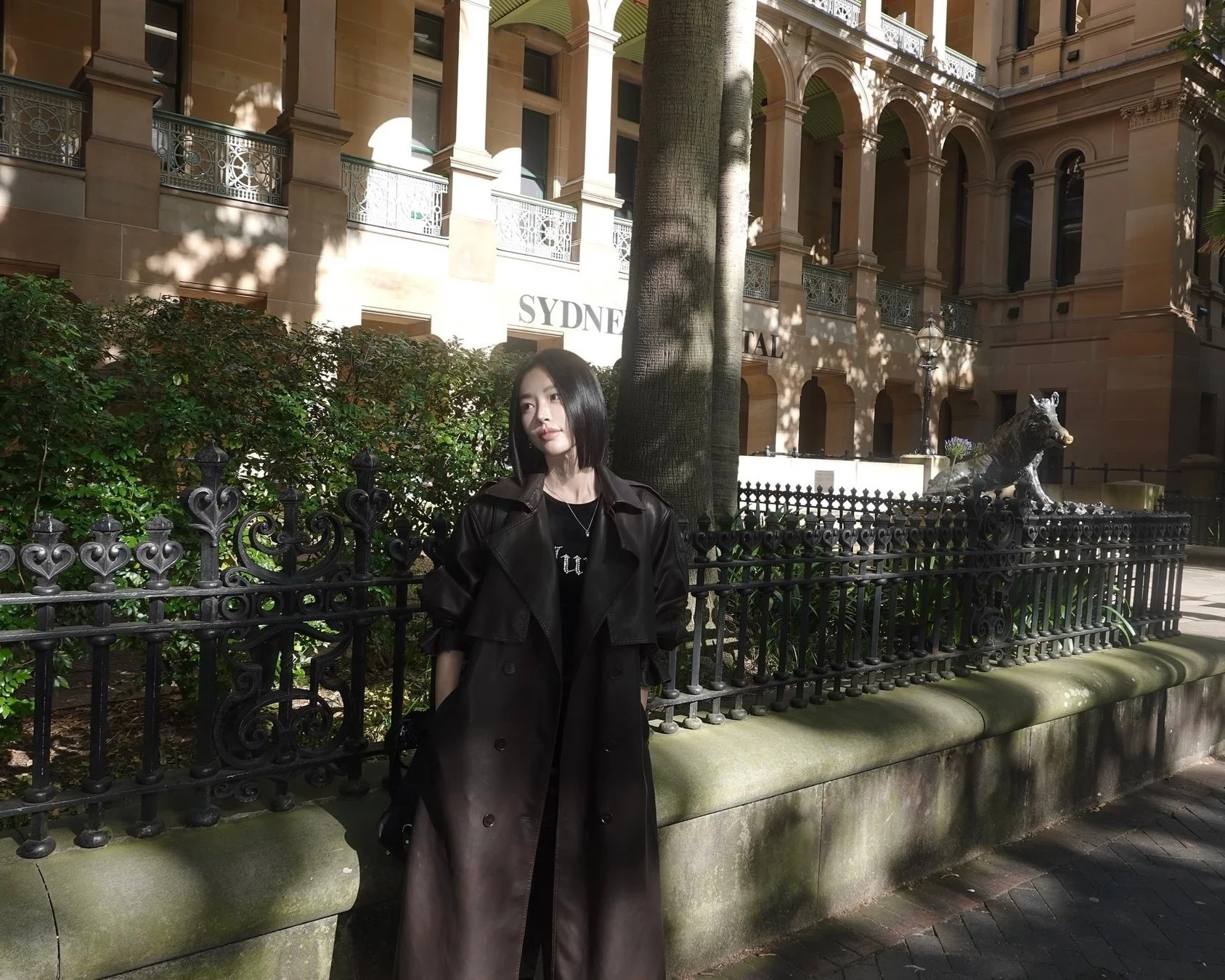 トレンチコートを着た女性