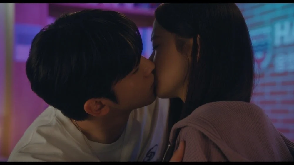 キスを交わすカップル