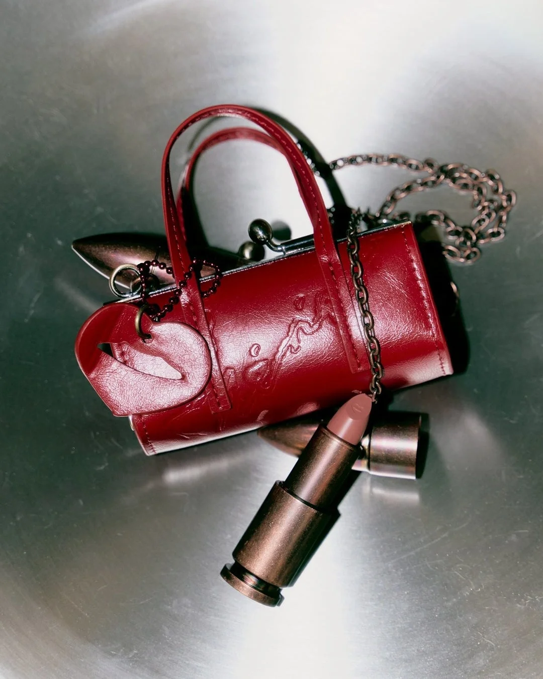 赤いミニバッグと弾丸型リップスティック