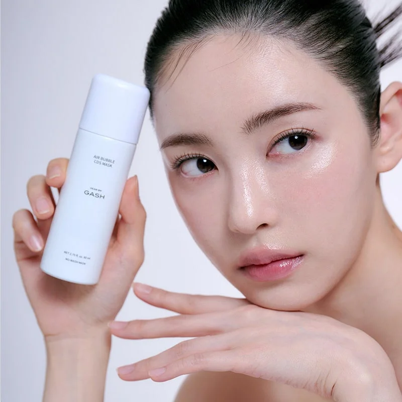 女性とエアバブルCDSマスクのボトル