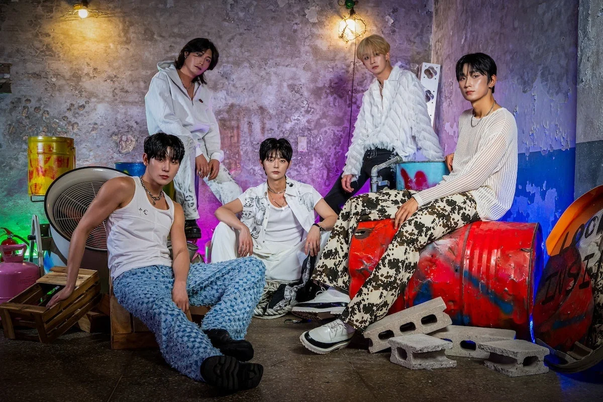 スタイリッシュな白い衣装を着てポーズをとる2Zのメンバー