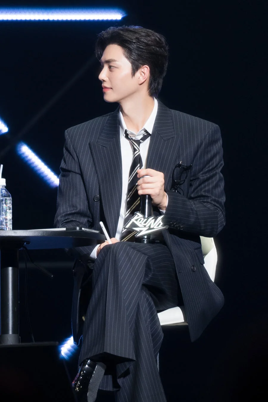 ステージに座ってマイクを持つソン・ガン