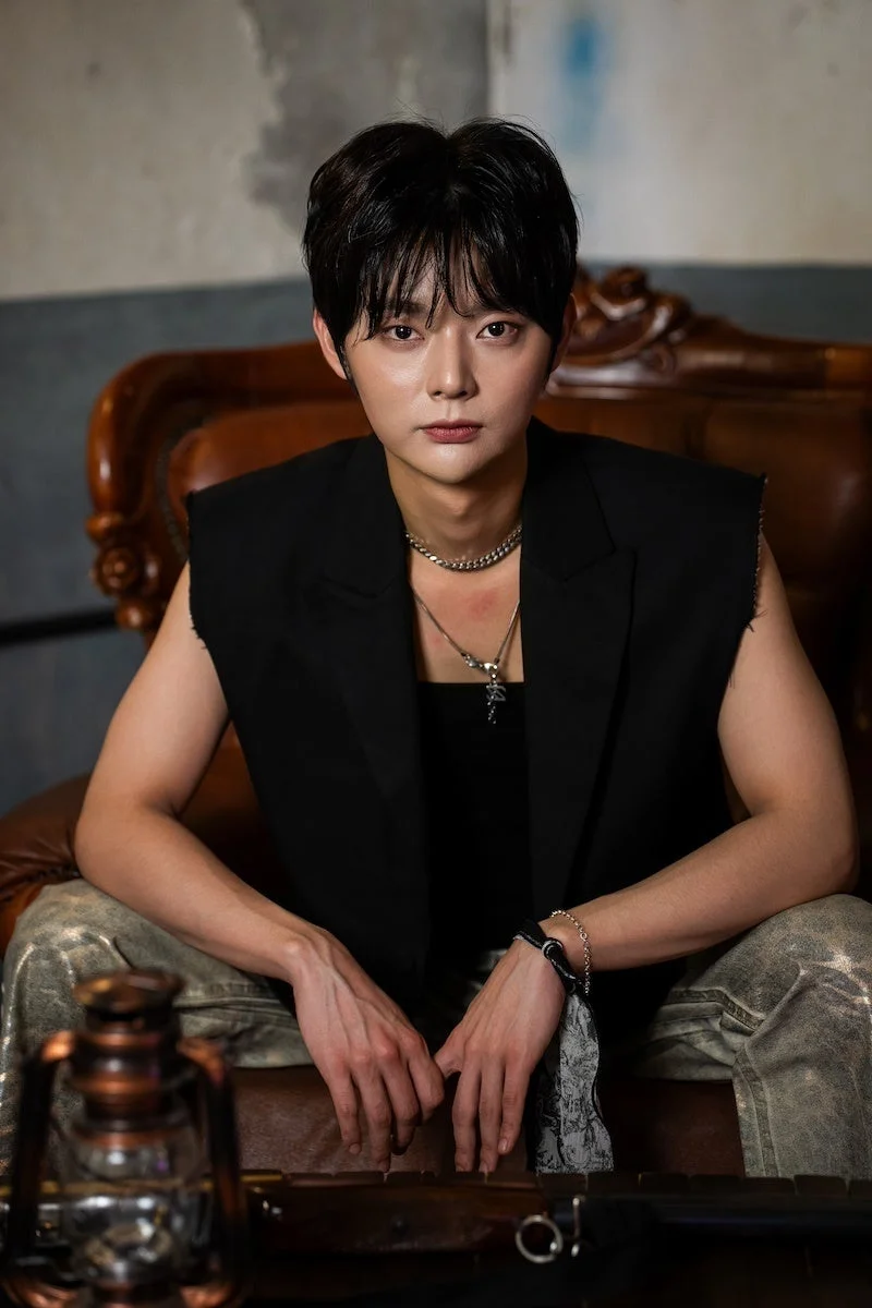 革の椅子に座るヌアさん