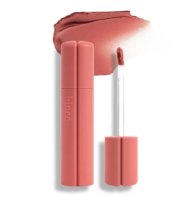 白い背景に、hinceブランドのコーラル系リキッドリップと、その色見本が配置された商品画像です。アプリケーターも写っています。