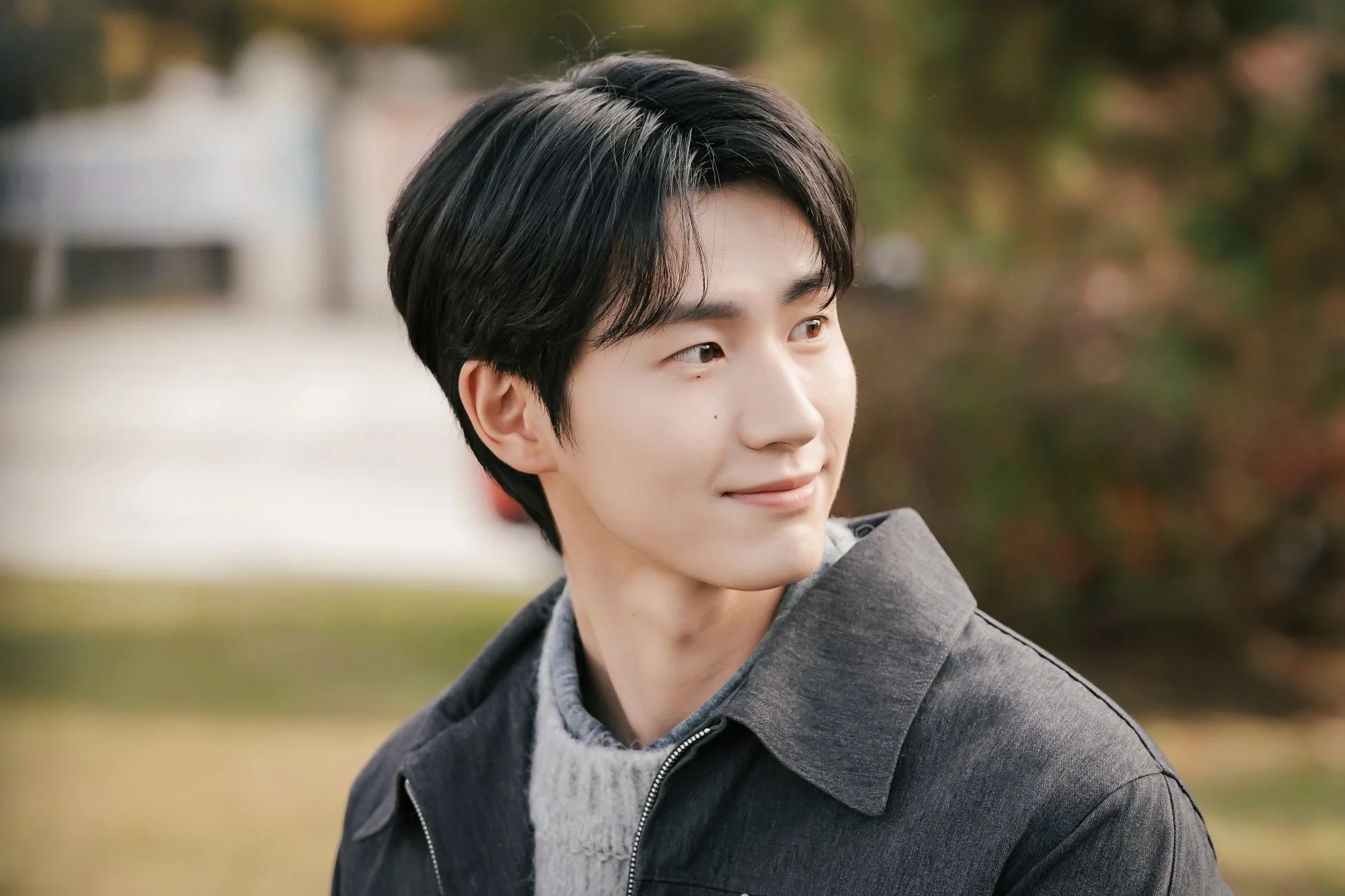 屋外で微笑む男性