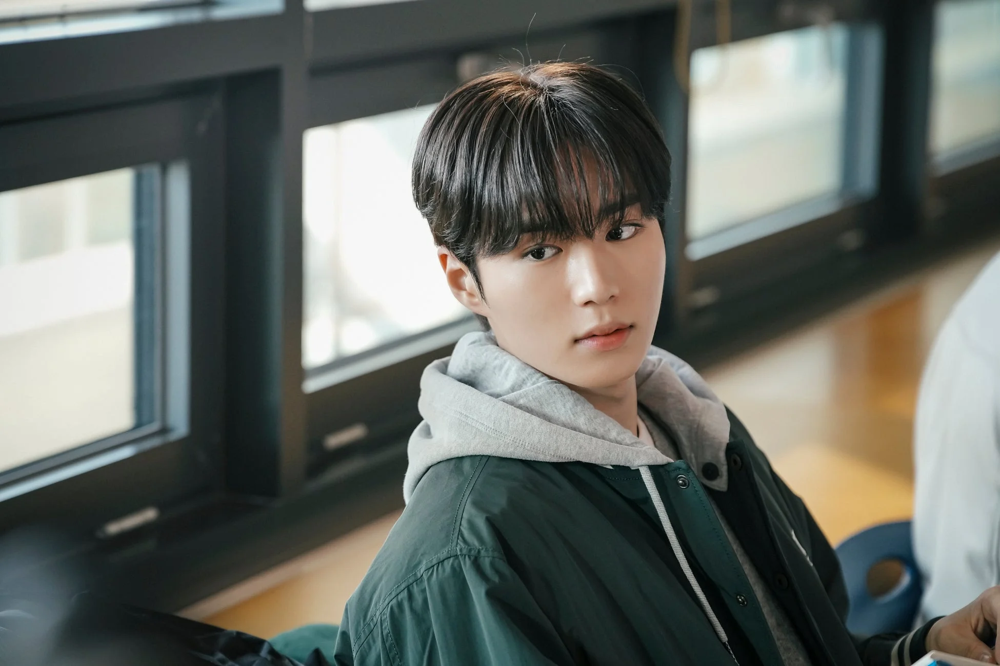 男性が窓際で座っている