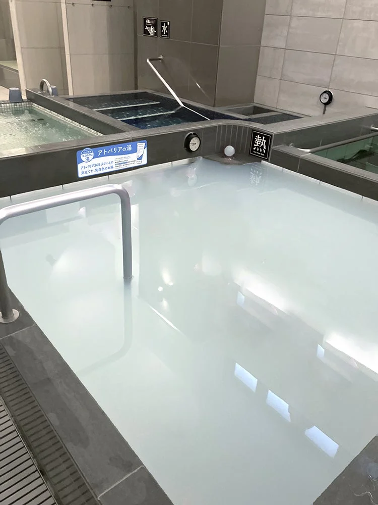 乳白色のお湯が広がる大浴場