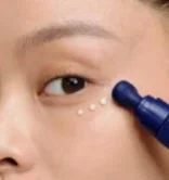 目元にセラムを塗布する様子