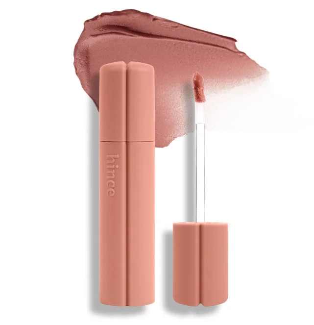 hinceのベージュピンク系のリキッドリップと、そのカラーの質感を示すスウォッチが写っています。マットな質感のパッケージとアプリケーターも確認できます。