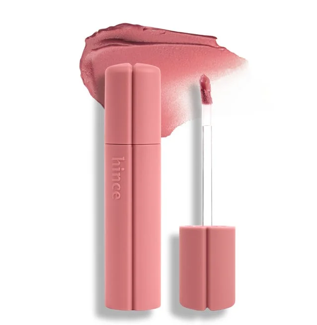 ピンク色のリップ製品が、本体、アプリケーター、そして色のスウォッチと共に白背景に配置されています。