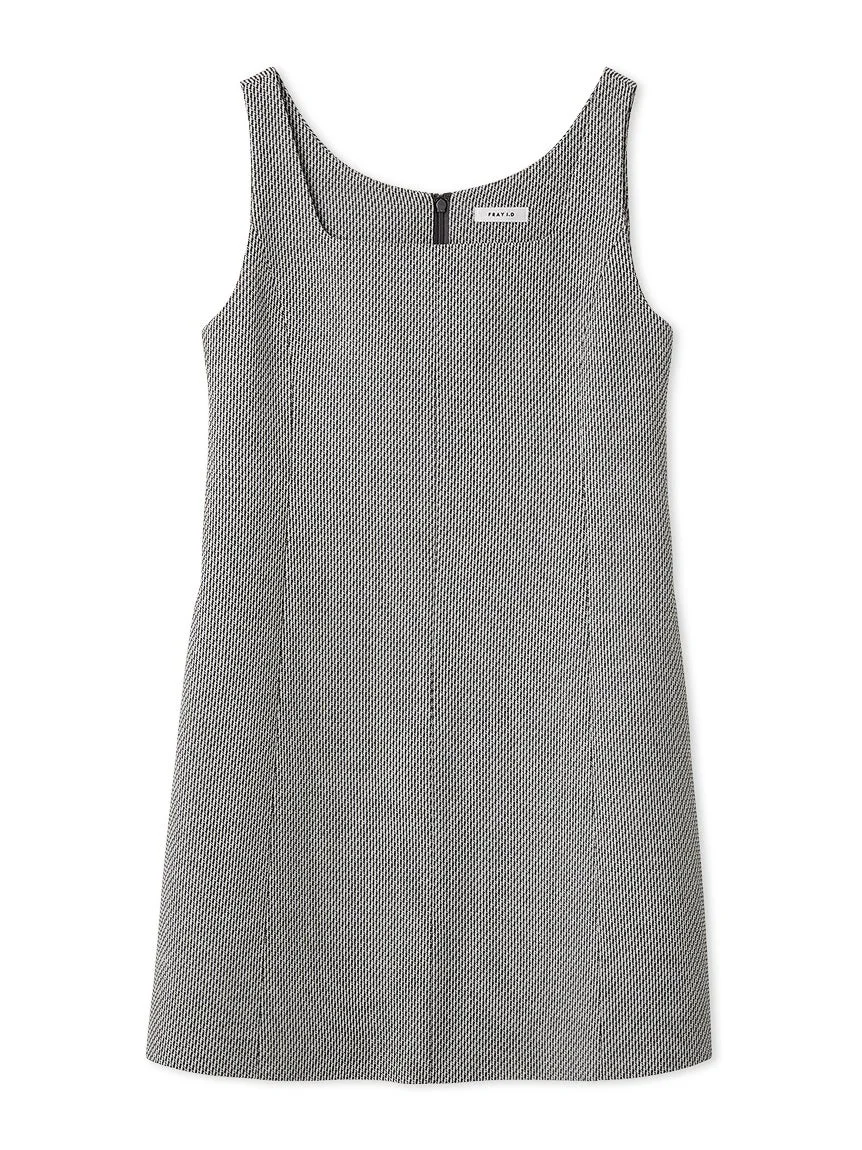 白黒の細かいパターン柄が特徴的なノースリーブワンピースです。