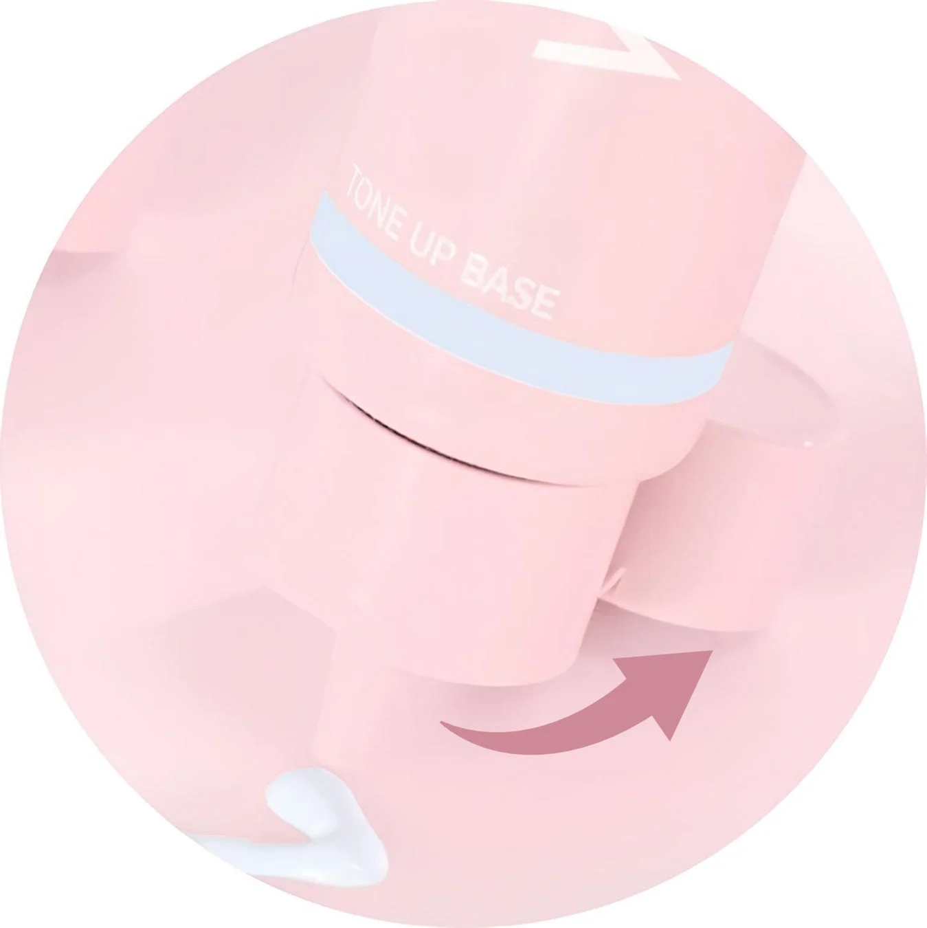 ピンク色のトーンアップベースの容器から白いクリームが押し出されている様子を捉えた画像です。製品の使用方法を示す矢印も描かれています。