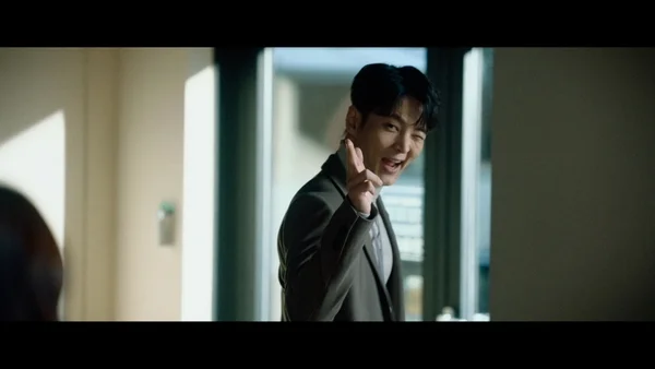 スーツ姿のチュウォン