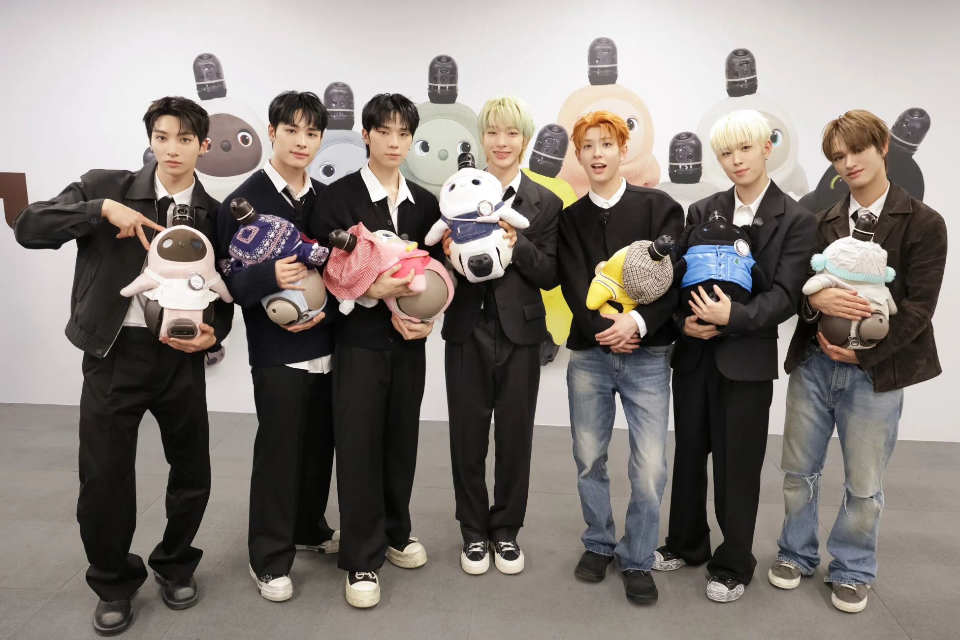 NEXZメンバーがLOVOTを抱える集合写真