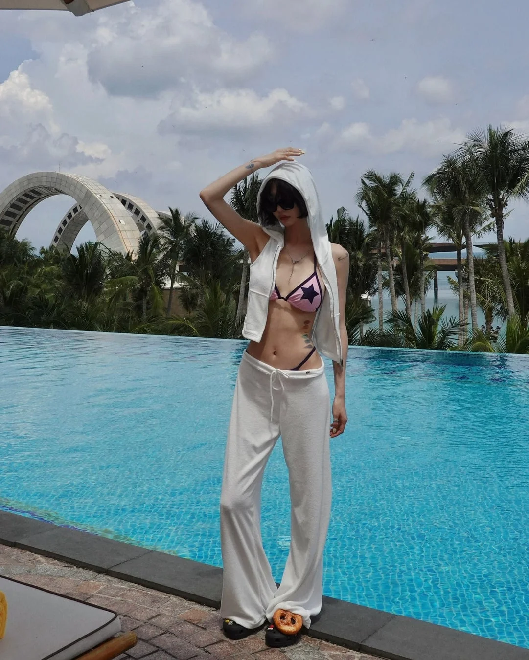 プールサイドのスタイリッシュな女性