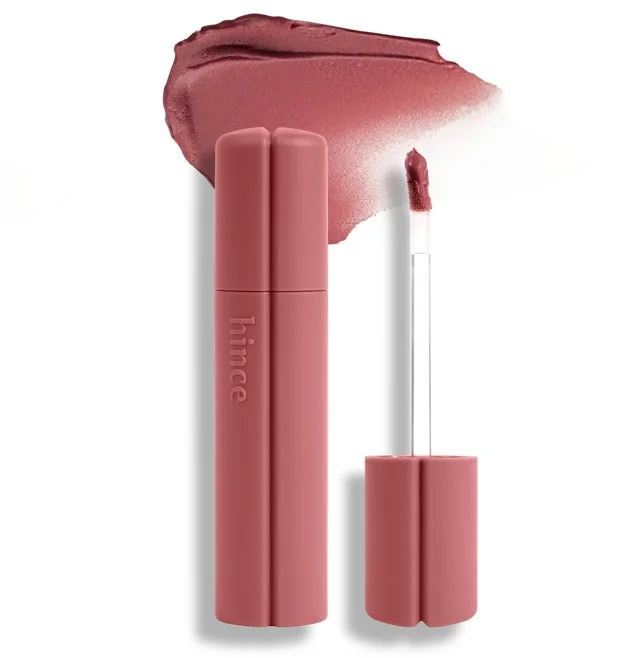 hinceのダスティローズ色のマットリップ製品が白い背景に置かれています。本体とアプリケーター、そして製品のテクスチャーを示すスウォッチが一緒に写っており、商品の質感を伝えています。