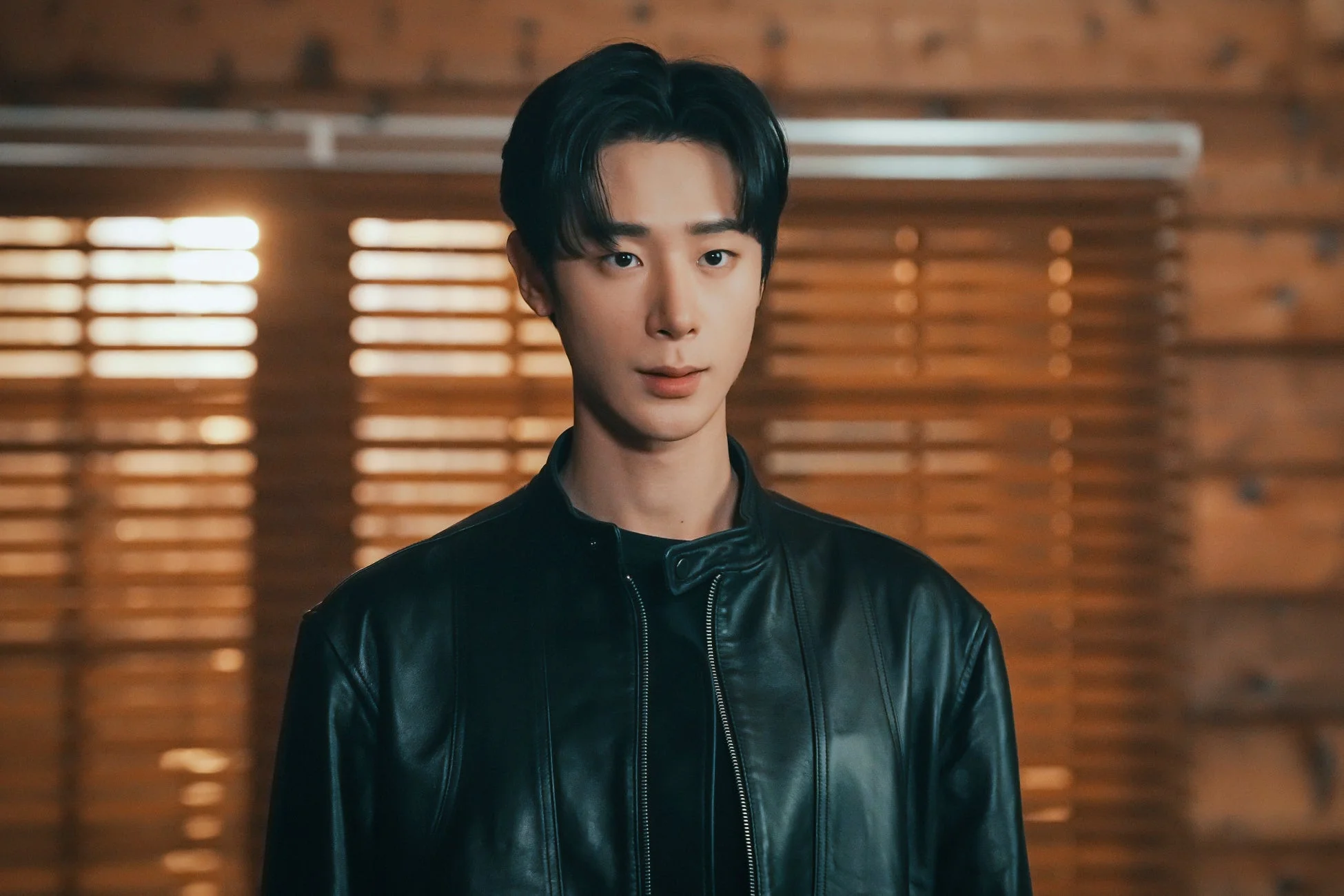 レザージャケットの男性