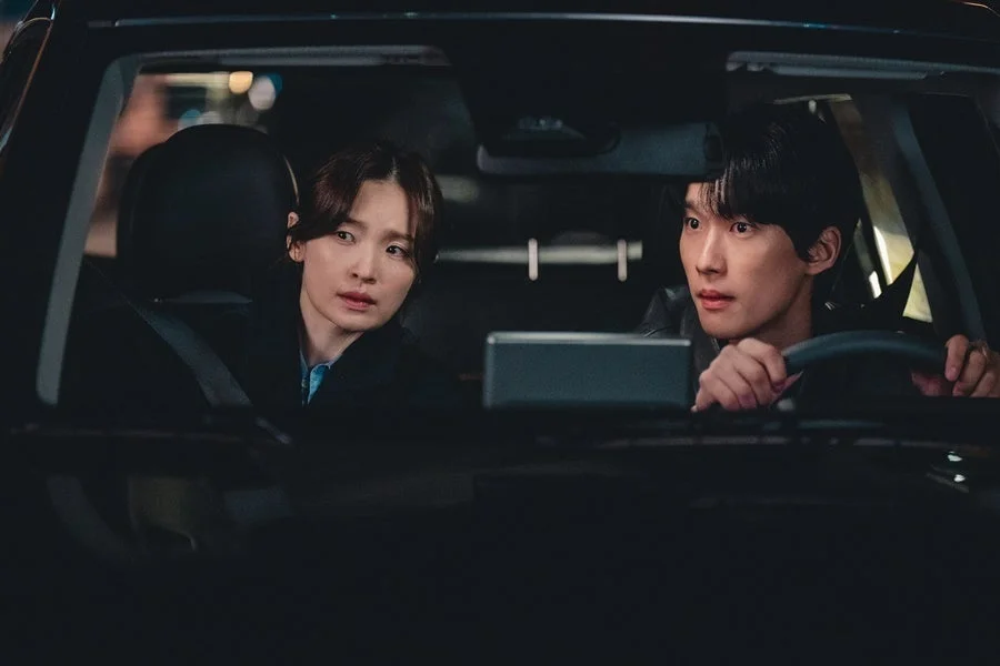 車内で真剣な表情の男女