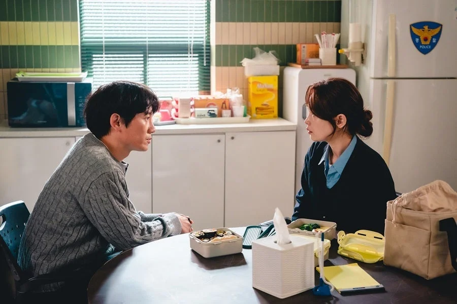 真剣な表情で会話する男女