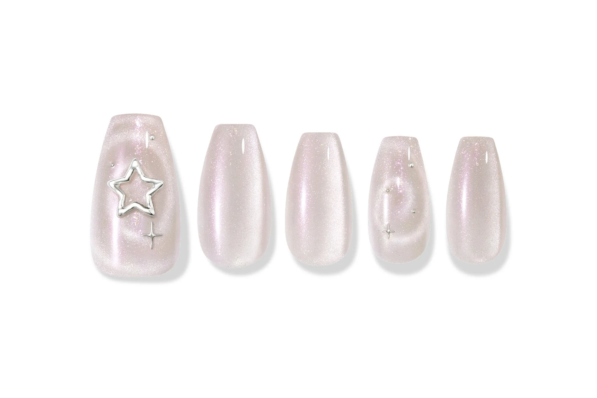 パール感のあるピンクがかったオーロラカラーのネイルチップ