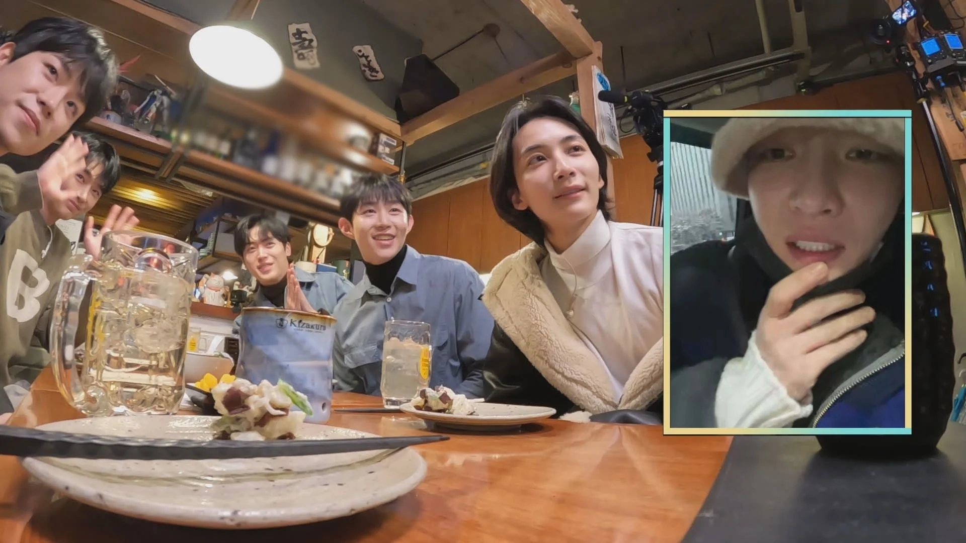 居酒屋で食事を楽しむ男性グループ