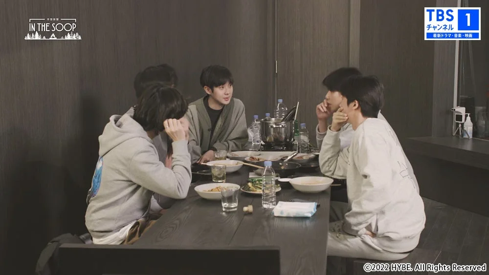 テーブルを囲んで食事をする男性グループ