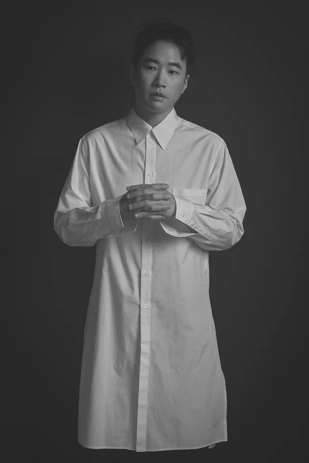 作曲家チョン・ジェイル氏のモノクロポートレート