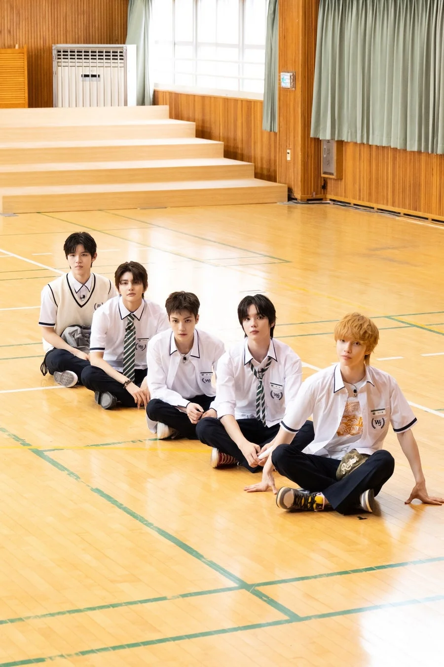 体育館に座る生徒たち