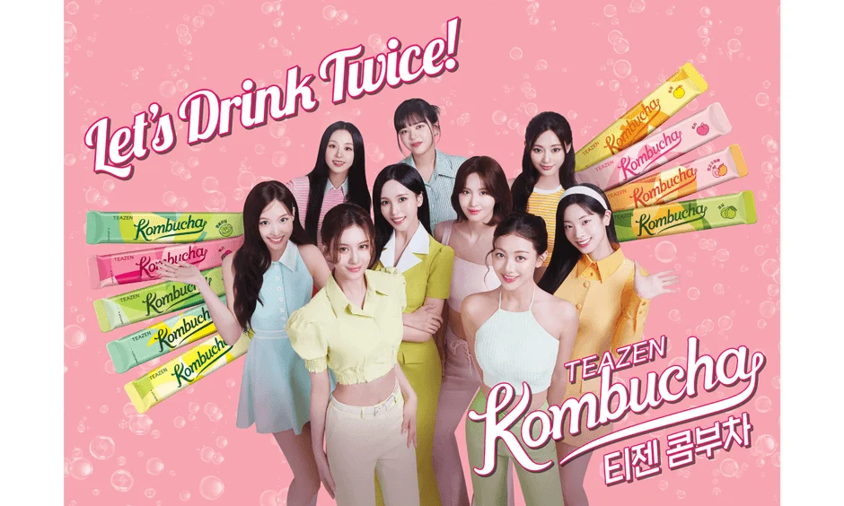 TWICEがTEAZENコンブチャを手に笑顔でポーズ