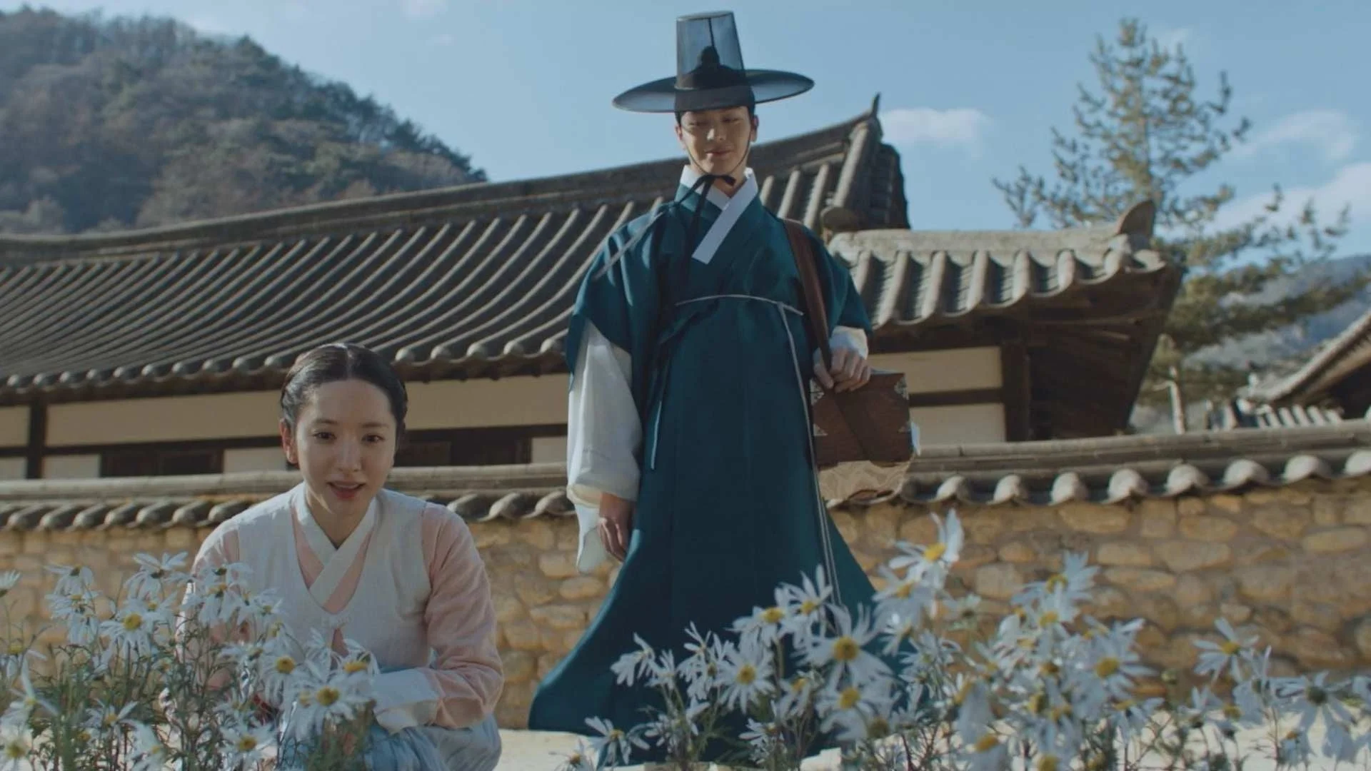 ドラマのカップルが屋外にいるシーン