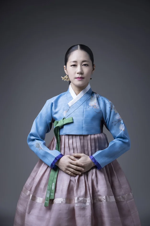 伝統的な韓服を身につけたキム・ユルヒ氏