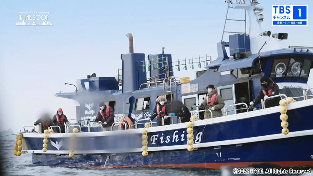 漁船で釣りをしている人々